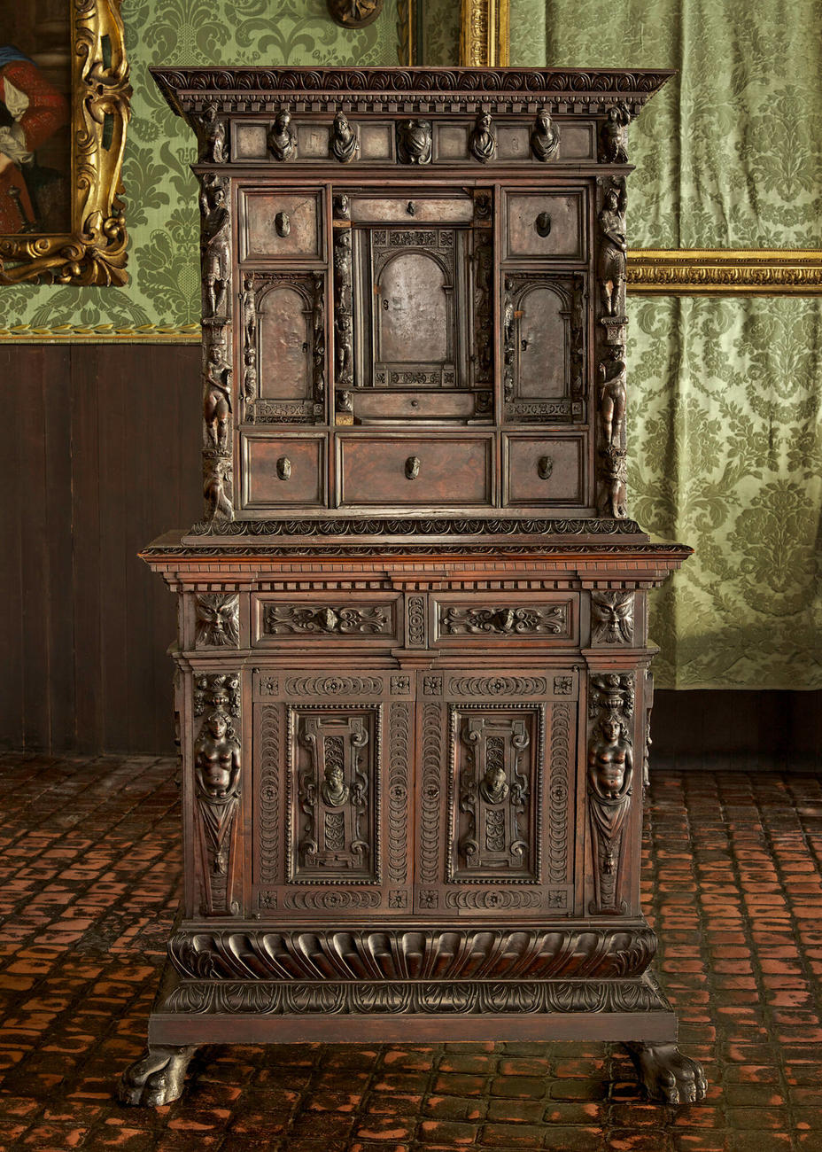 Cabinet on Stand (Stipo con supporto a credenza) | Isabella