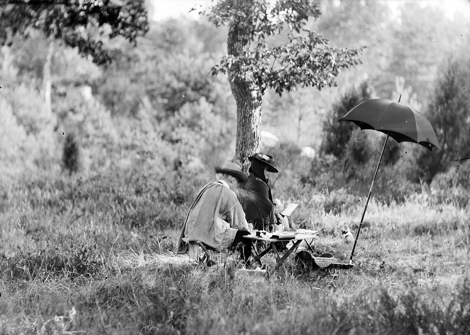 Black and white photo of a painter in a field