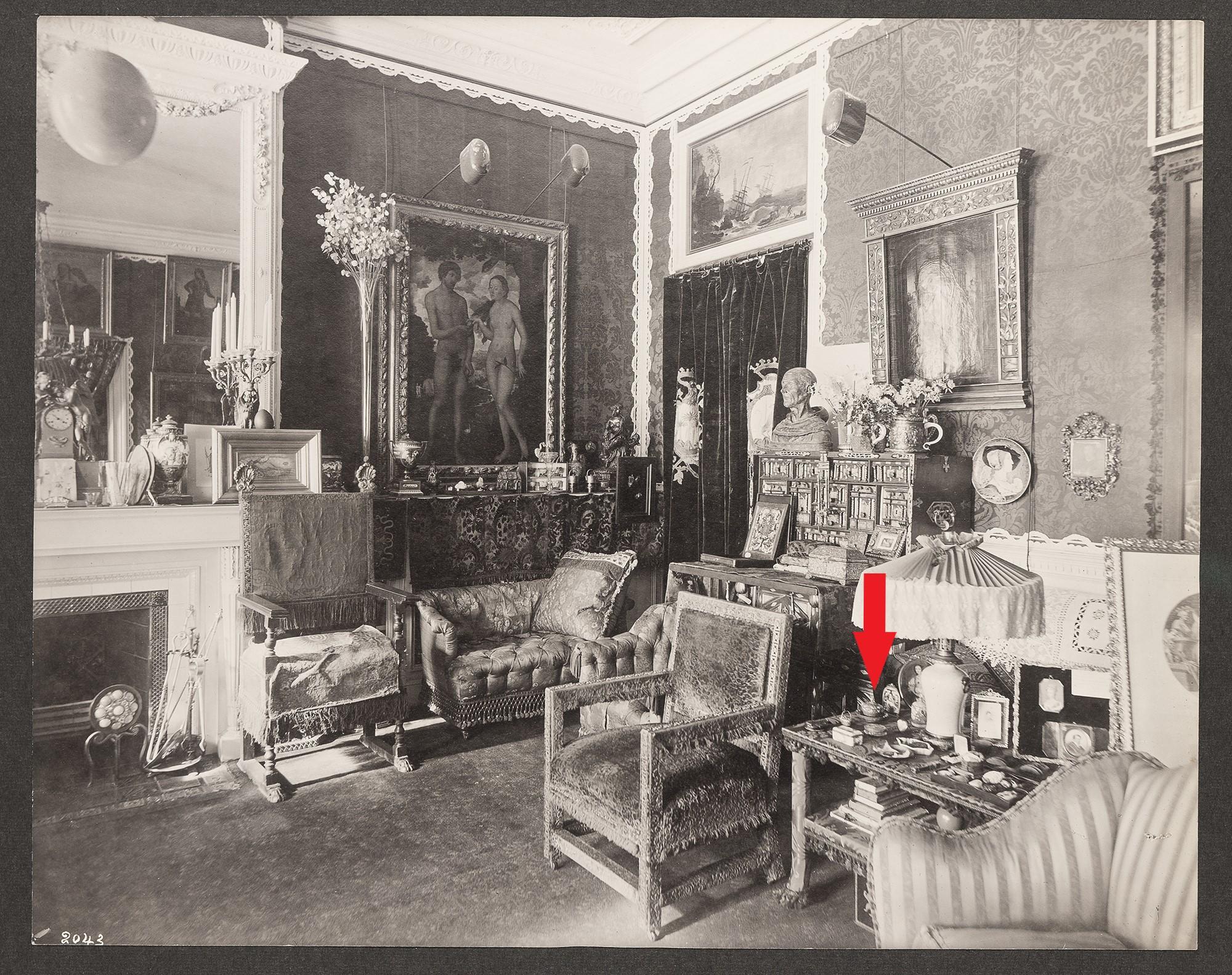 The drawing room at 152 Beacon Street with an arrow pointing to a blue saucer and cup in the photo.