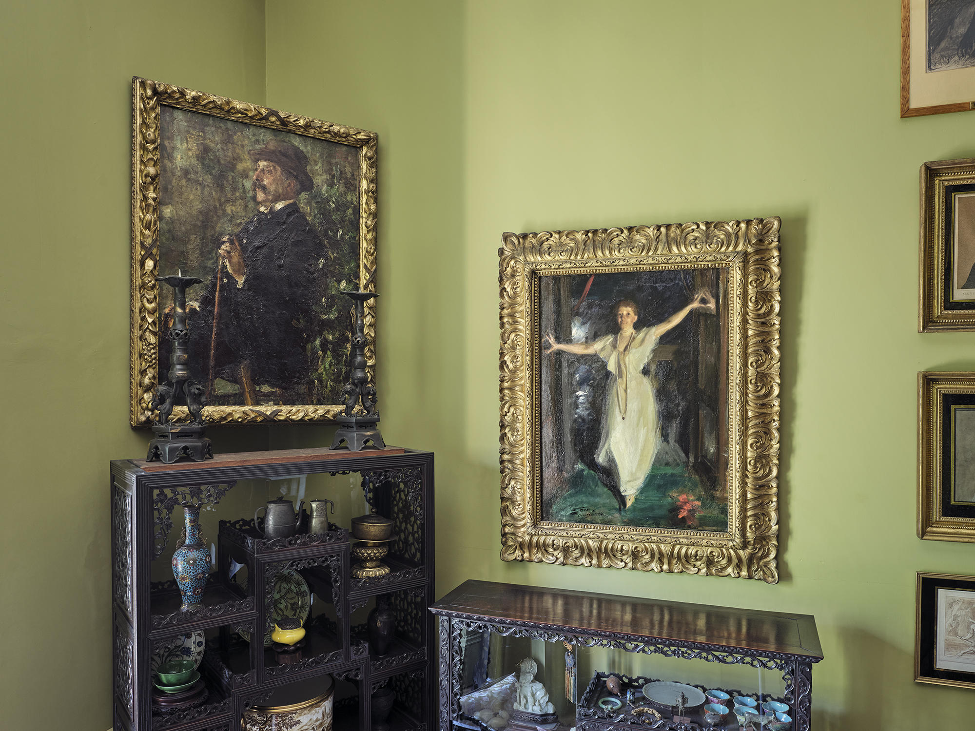 Portraits of John Lowell Gardner and Isabella Stewart Gardner in a corner of a room.