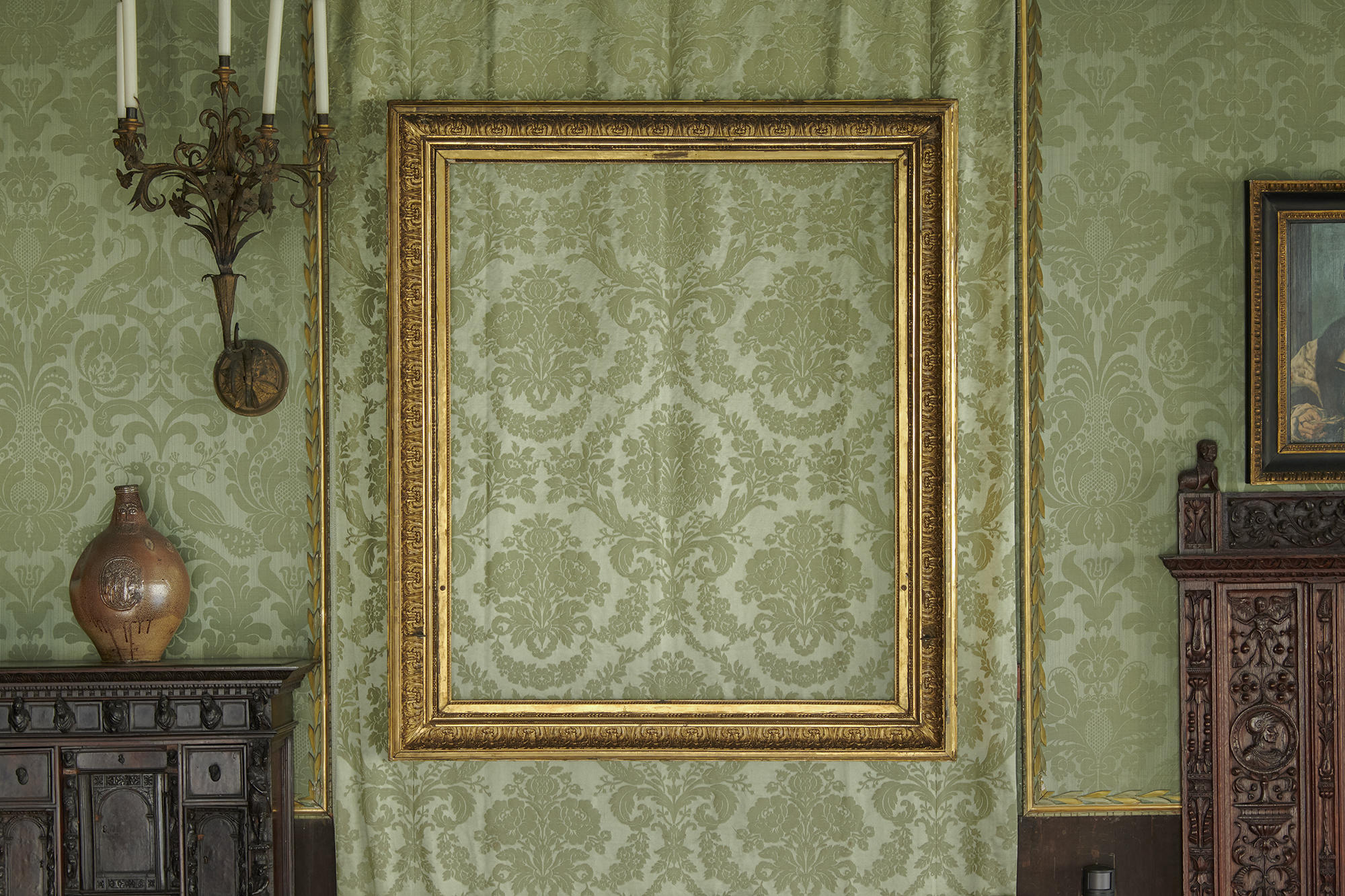 An empty gold frame in the Dutch room.