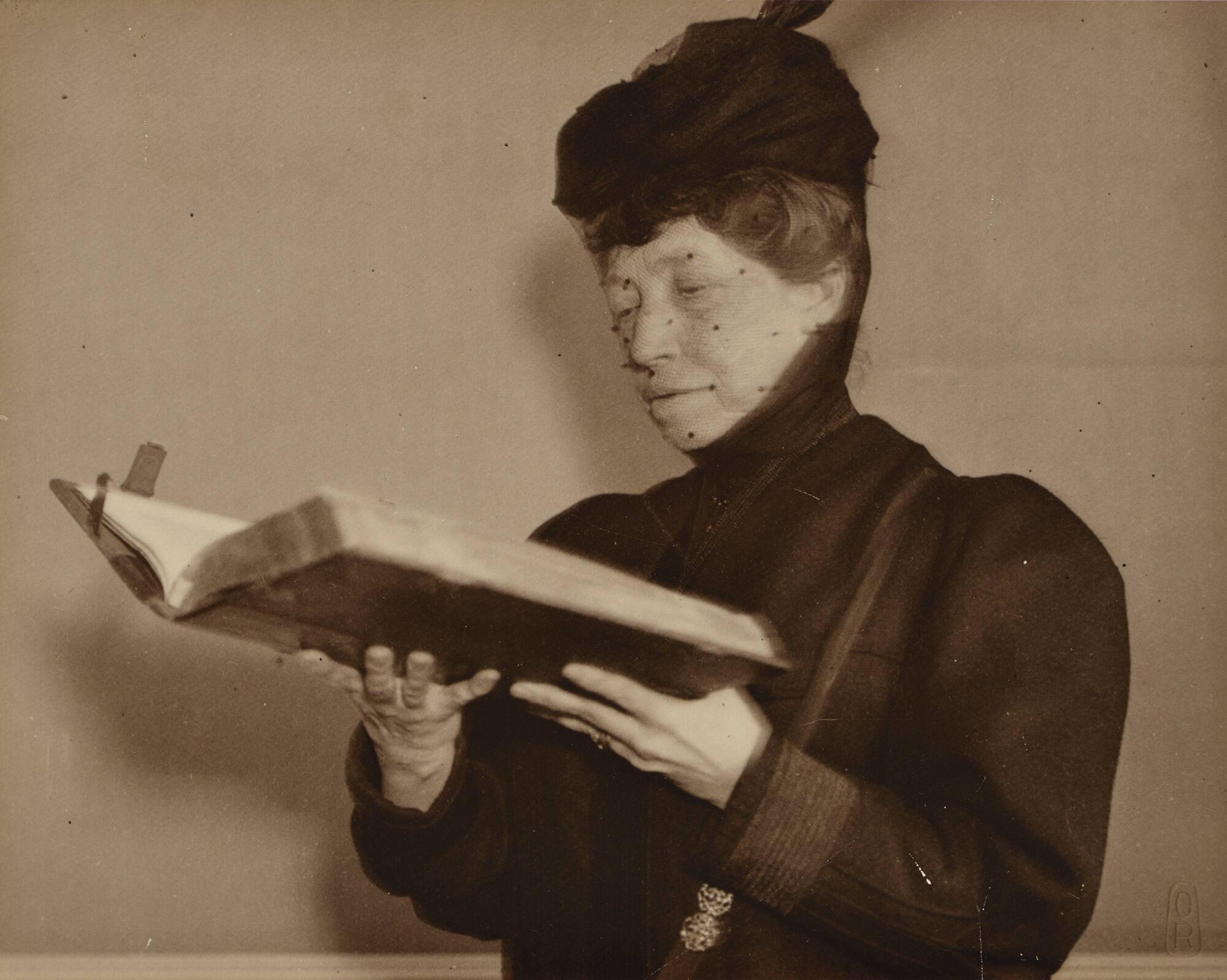 Isabella Stewart Gardner reading a book