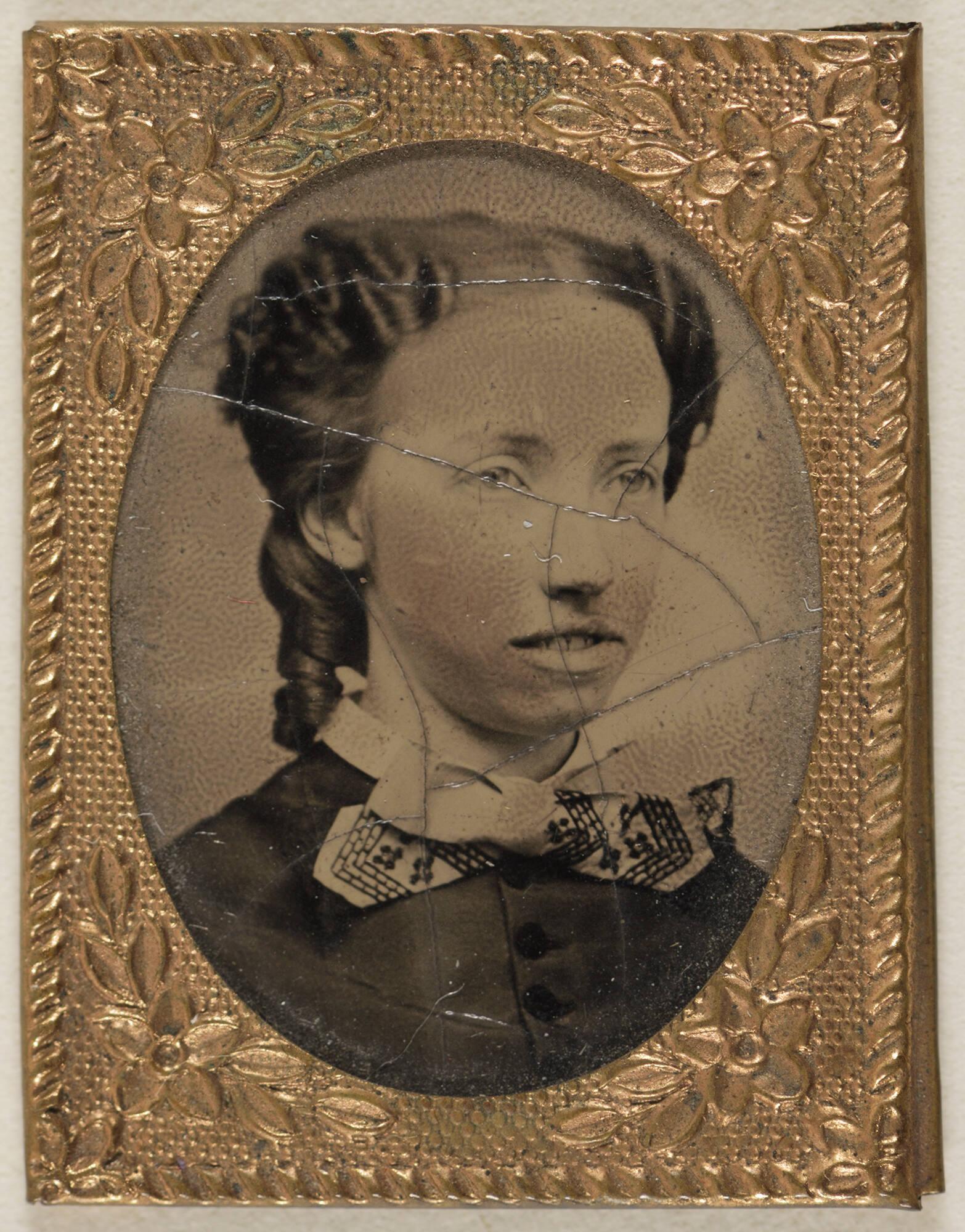 Black and white oval photograph of the head and shoulders of Isabella Stewart Gardner, a white woman with dark hair pulled back in 19th century dress.