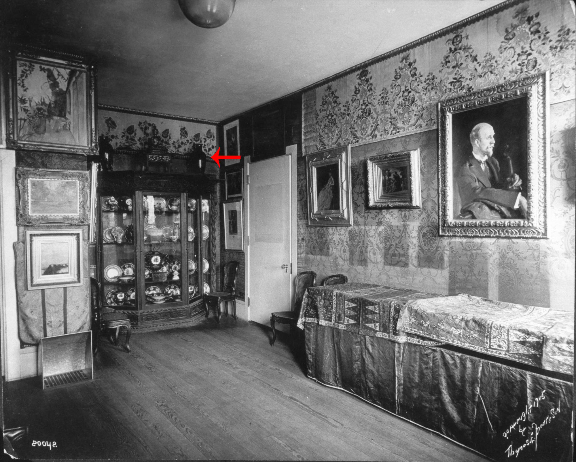 South Wall of the first floor Yellow Room in 1915 with a red arrow identifying the mirror-black glazed vase.