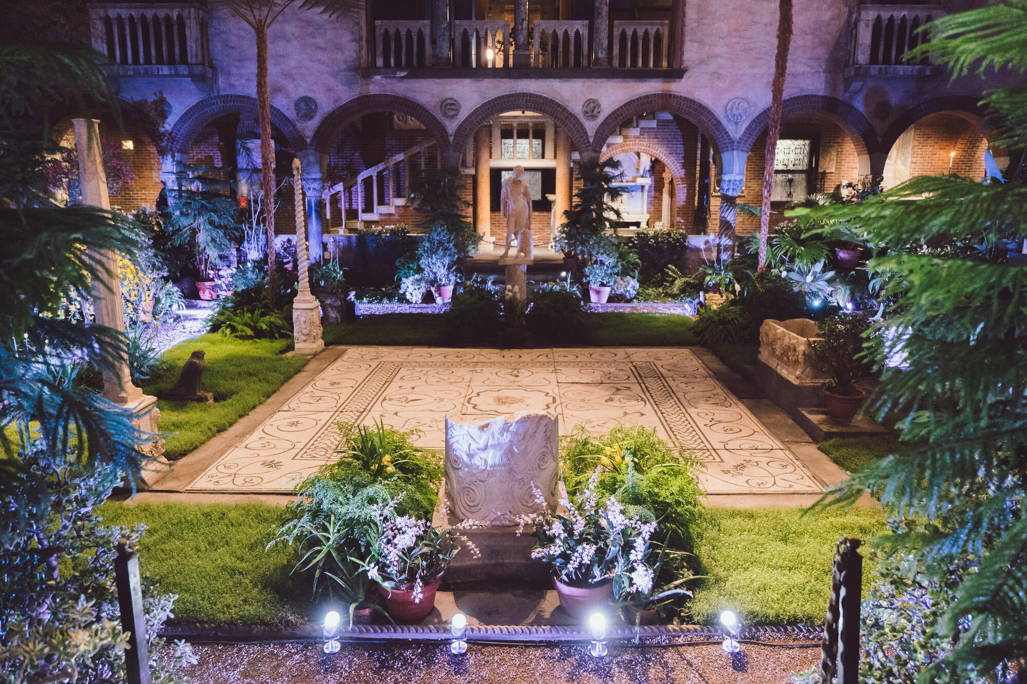 Evening photo of the courtyard 