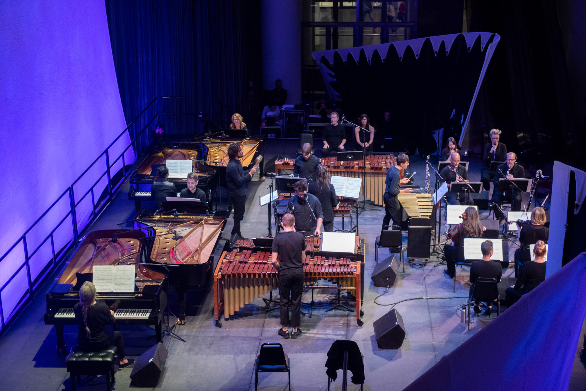 18 Musicians on a crowded stage