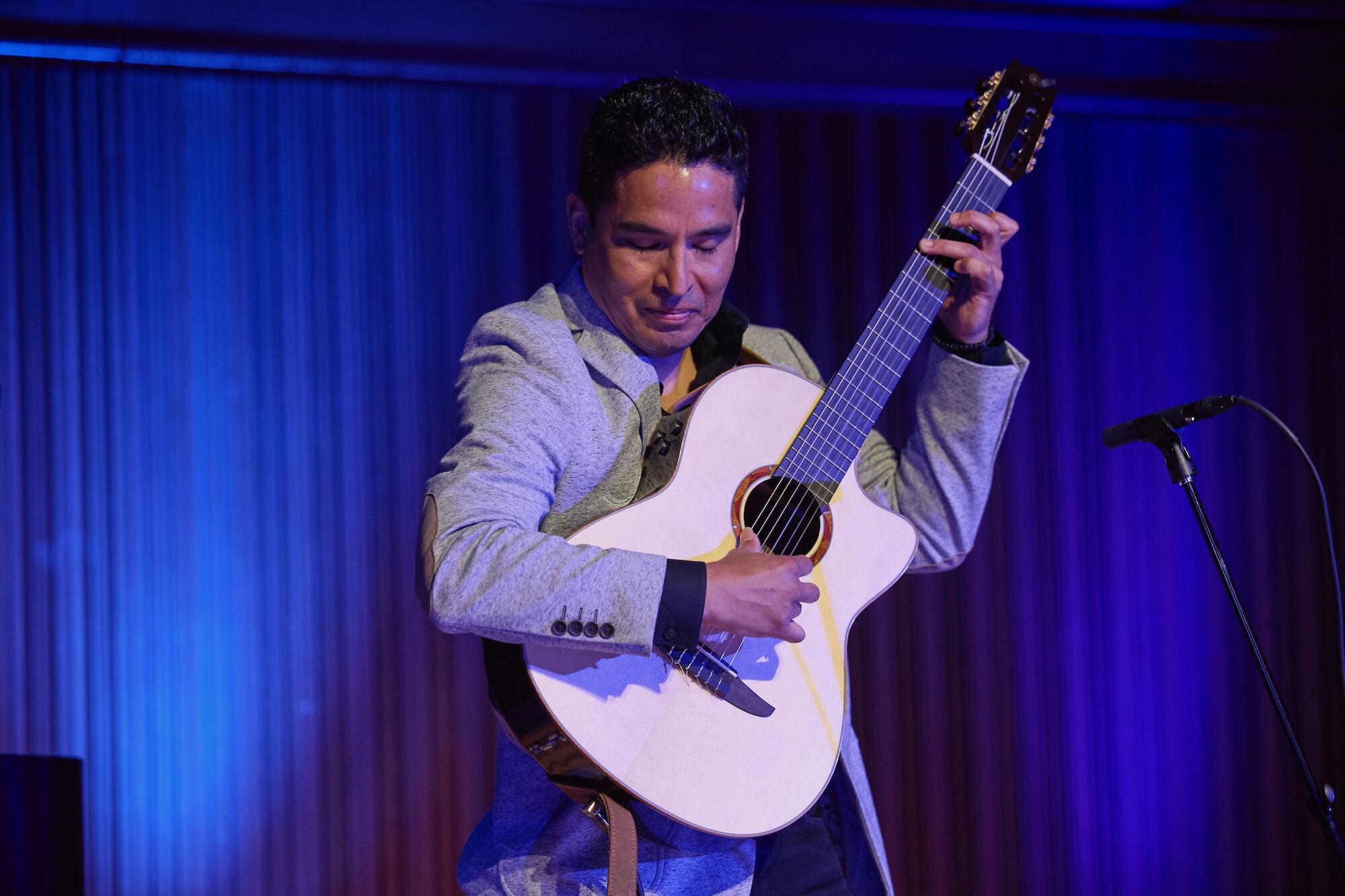 Photo of guitarist Carlos Odria
