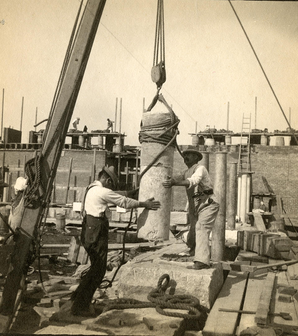 Construction workers setting columns, 1900-1901