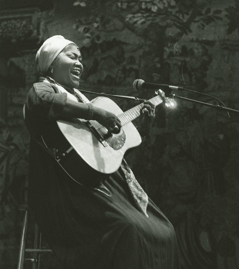 Odetta performing in the Tapestry Room, 1981.